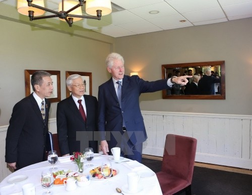 Tổng Bí thư Nguyễn Phú Trọng thăm gia đình cựu tổng thống Mỹ Bill Clinton ở thành phố New York, Mỹ. Ảnh: TTXVN