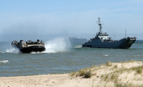 Tàu hải quân NATO tham gia tập trận tại khu vực bờ biển Ustka, phía bắc Ba Lan. Ảnh: AFP/TTXVN