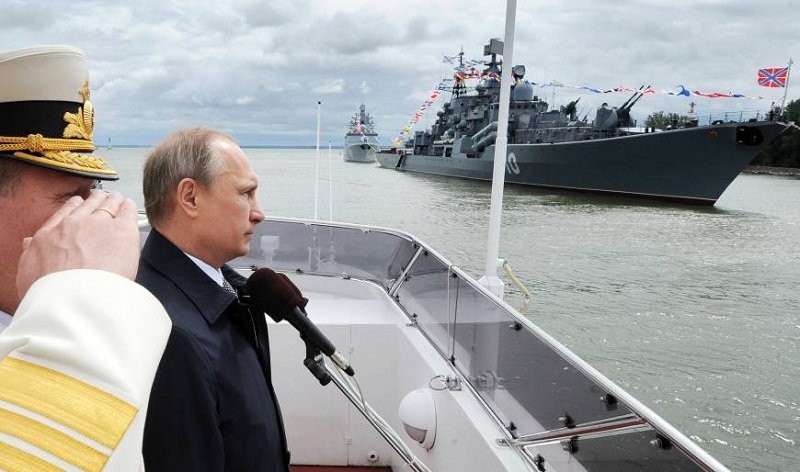 Tổng thống Nga Vladimir Putin tham gia duyệt binh nhân ngày Hải quân tại Baltiisk, phía Tây nước Nga vào hôm 26/7. Ảnh: Sputnik/AP
