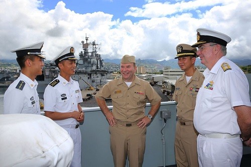 Tư lệnh Hạm đội 3 của Mỹ - Phó đô đốc Kenneth Floyd (giữa) tham quan tàu chiến Trung Quốc tại RIMPAC 2014. Ảnh: China Daily