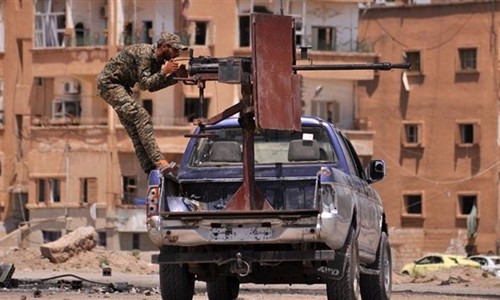 Thành viên Các đơn vị Bảo vệ Người dân (YPG) người Kurd chiến đấu chống lại Nhà nước Hồi giáo ở khu al-Nashwa, Hasakeh, hôm 26/7. Ảnh: AFP.