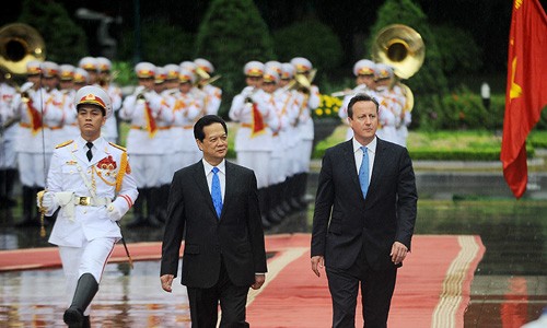 Thủ tướng Nguyễn Tấn Dũng, trái, đón Thủ tướng Anh David Cameron lần đầu thăm chính thức Việt Nam. Ảnh: Giang Huy