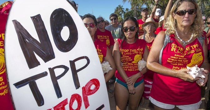 Dân chúng cũng chống TPP . Biểu tình ở Maui, Hawaii, ngày 29/07/2015. Reuters