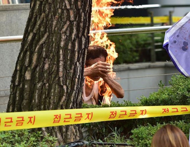 Người đàn ông 81 tuổi bất ngờ nổi lửa tự thiêu - Ảnh: AFP