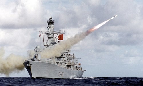 Tàu hộ vệ tên lửa Anh Type 23 -frigate HMS Iron Duke phóng tên lửa chống tàu Harpoon.