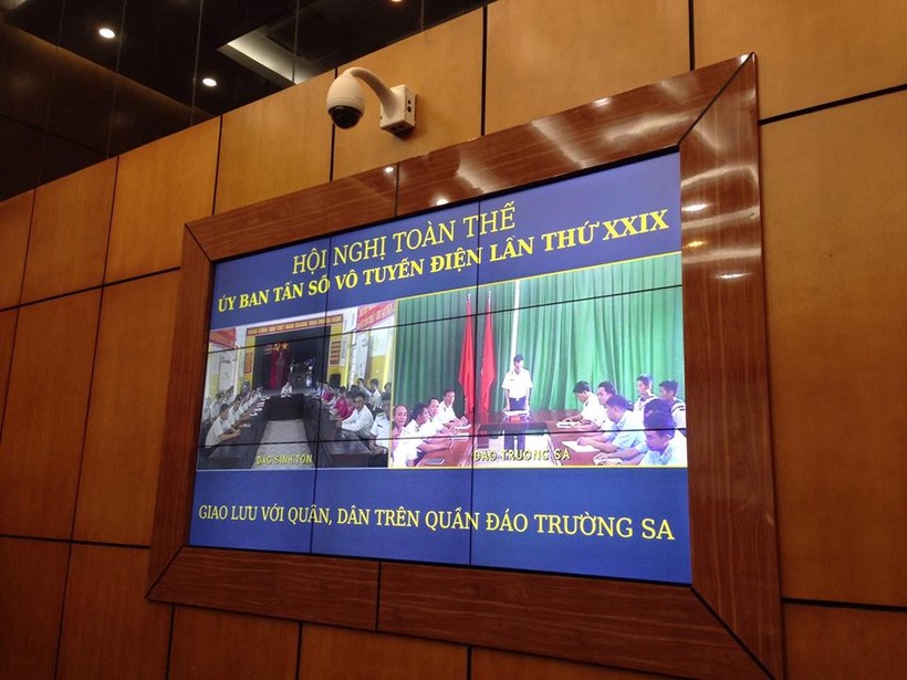 Giao lưu trực tuyến với quân, dân trên hai đảo Trường Sa và đảo Sinh Tồn thuộc quần đảo Trường Sa qua vệ tinh VINASAT-1