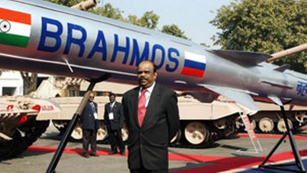 BrahMos được trưng bày với Giám đốc Tổ chức Nghiên cứu và Phát triển Quốc phòng Ấn Độ (DRDO) ông A Sivathanu Pillai. (EPS)