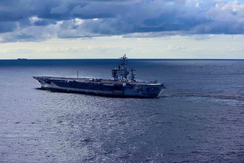 Tàu sân bay Mỹ USS Dwight D Eisenhower trên biển Địa Trung Hải