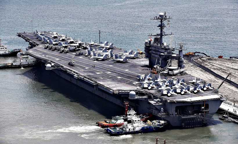 Tàu sân bay trọng tải 97.000 tấn USS George Washington đến thành phố cảng phía đông nam Hàn Quốc Busan