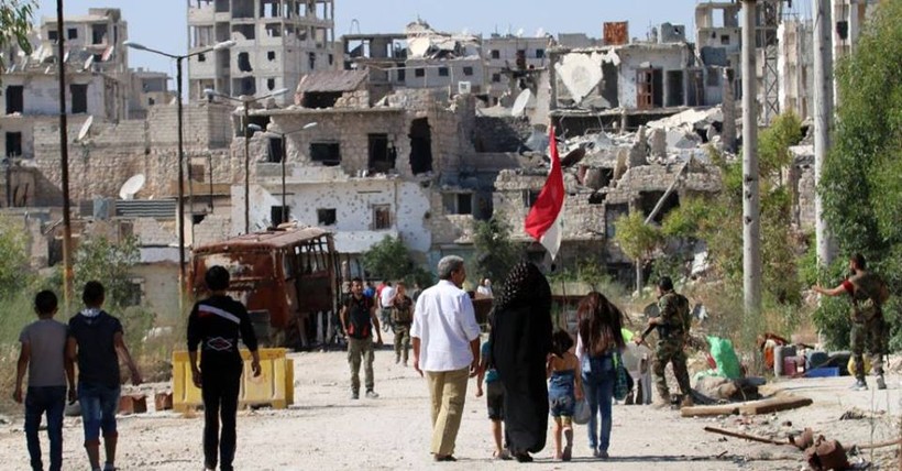 Gia đình người Syria theo hành lang nhân đạo chuyển sang khu vực chính quyền Syria kiểm soát
