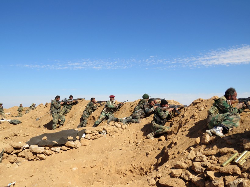 Binh sĩ quân đội Syria trên chiến tuyến phòng thủ thành phố Deir ez Zor