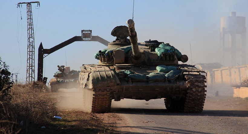 Xe tăng quân đội Syria tấn công trên chiến trường Khanaser