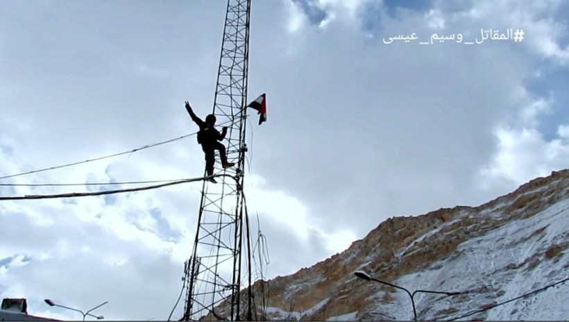 Lá cờ giải phóng của quân đội Syria treo cao trên thị trấn Al-Fijeh thuộc vùng Wadi Barada