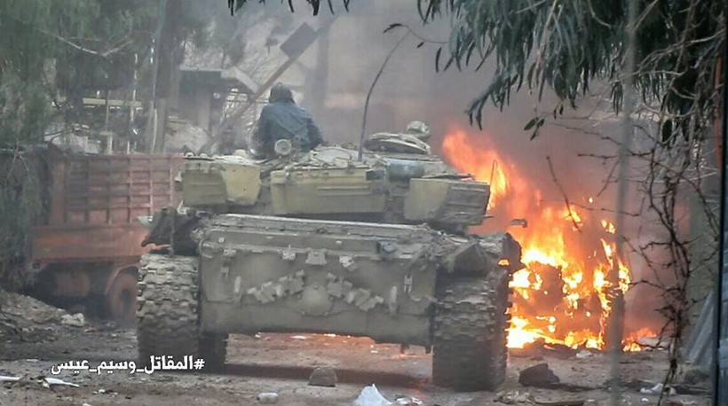 Xe tăng quân đội Syria chiến đấu trên chiến trường Jobar, Damascus
