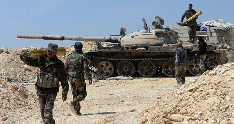 Một chiếc tăng quân đội Syria chuẩn bị cho một cuộc tấn công mới