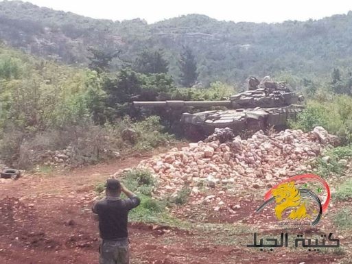 Xe tăng quân đội Syria pháo kích trên chiến trường Latakia
