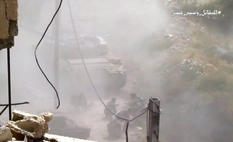 Xe tăng quân đội Syria tấn công trong quận ngoại ô Damascus Al-Qaboun