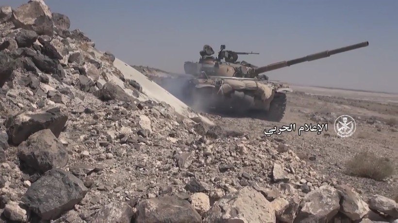 Xe tăng quân đội Syria tiến công trên vùng sa mạc phía đông quốc gia này.