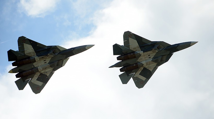 Biên đội siêu tiêm kích tàng hình thế hệ 5 Sukhoi T-50 PAK-FA bay biểu diễn tại triển lãm MAKS 2017 Air Show