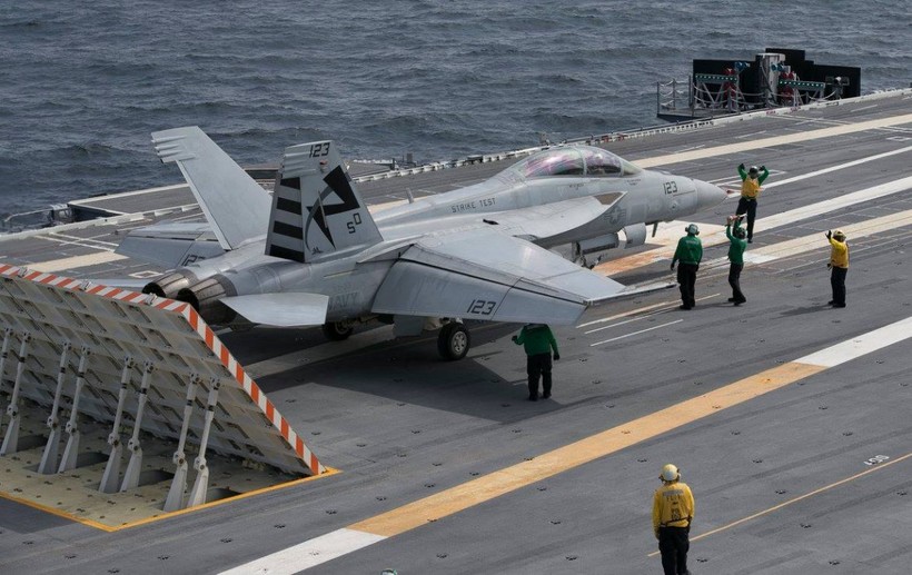 Máy bay F / A-18F Super Hornet chuẩn bị xuất kích trên tàu sân bay "Gerald Ford" - Ảnh Defence.ru