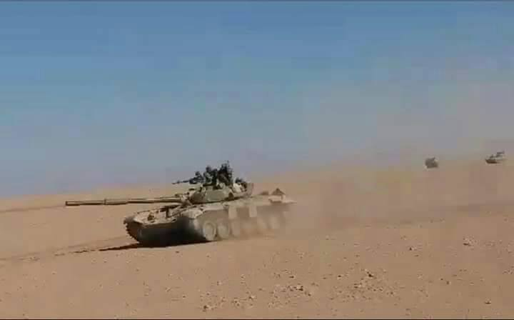 Xe tăng quân đội Syria tiến công trên vùng sa mạc tỉnh Homs - Ảnh South Front