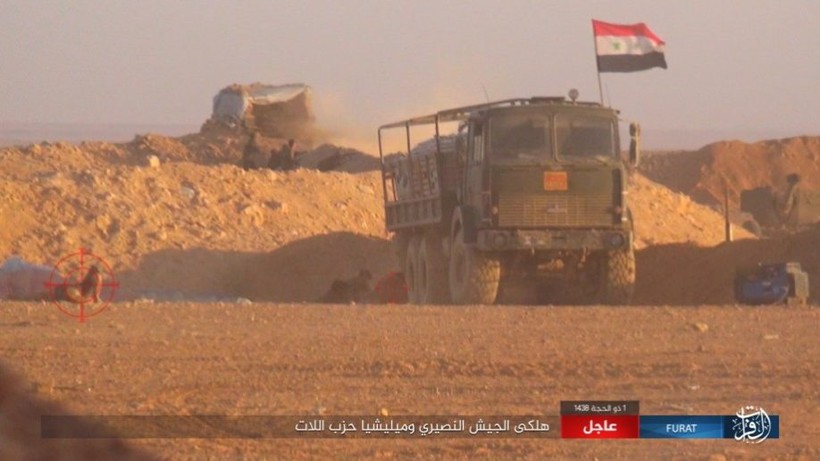 Trận địa của quân đội Syria bị IS tập kích từ phía bên kia biên giới - ảnh trang Amaq