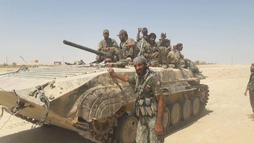 Binh sĩ lực lượng Tiger trên đường tiến quân về tỉnh Raqqa, tiếp tục chiến dịch giải phóng tỉnh Deir Ezzor - ảnh Masdar News
