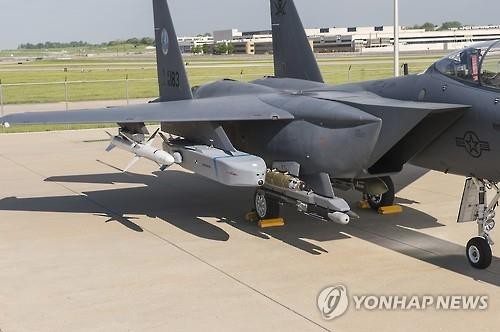 Máy bay chiến đấu F-15K Hàn Quốc trang bị tên lửa Taurus tấn công mặt đất - ảnh Yonhap