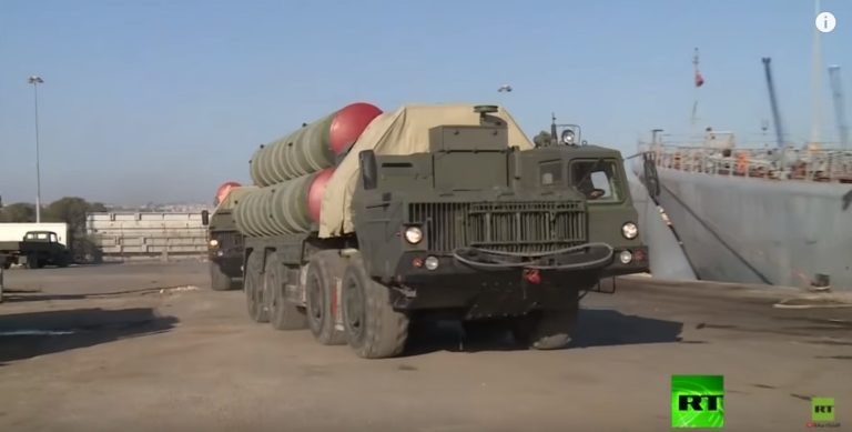 Tổ hợp tên lửa S-400 trên quân cảng Tartus ở Latakia, Syria