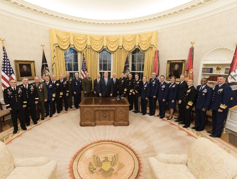 Các tướng lĩnh Mỹ và tổng thống Donald Trump tại Nhà Trắng. ảnh tài khoản Twittter: @ realDonaldTrump
