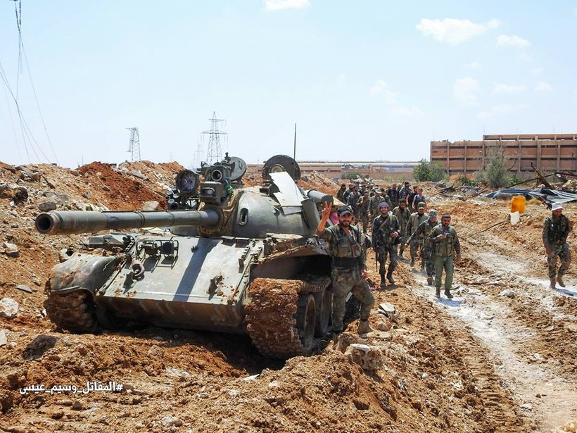 Xe tăng quân đội Syria tấn công trong quận Hajar Al-Aswad. Ảnh minh họa Masdar News