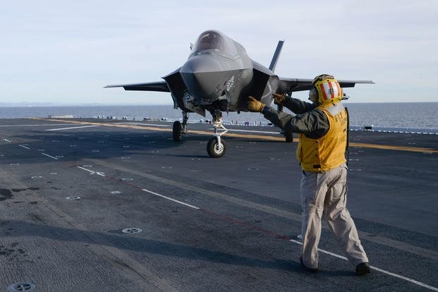 F-35 trên tàu đổ bộ trực thăng USS Essex Mỹ. Ảnh Milytary.com