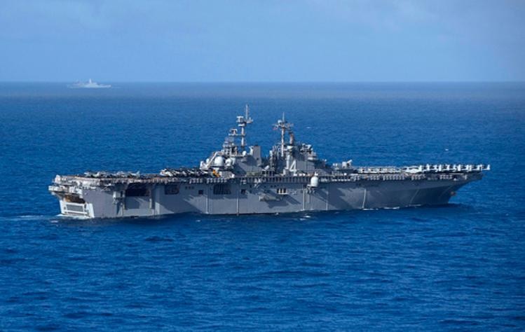 Tàu tấn công đổ bộ USS Boxer LHD 4 và tàu vận tải USS New Orleans LPD 18, Hải quân Mỹ.