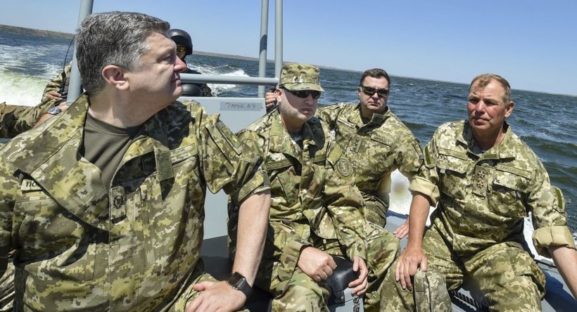 Ông Poroshenko thị sát quân đội