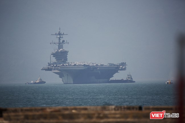 Tàu sân bay Mỹ USS Carl Vinson cập cảng Tiên Sa, Đà Nẵng    Ảnh: Xuân Mai