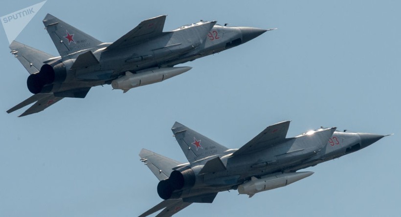 Tiêm kích đánh chặn tầm xa Mig-31 của Nga mang tên lửa siêu thanh Kinzhal