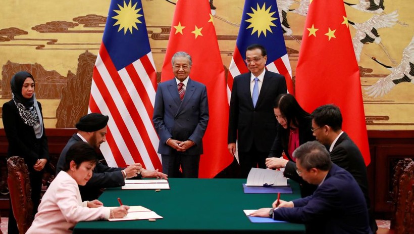 Thủ tướng Malaysia Mahathir Mohamad và thủ tướng Trung Quốc Lý Khắc Cường chứng kiến lễ ký kết nhiều văn kiện hợp tác song phương tại Bắc Kinh ngày 20/8