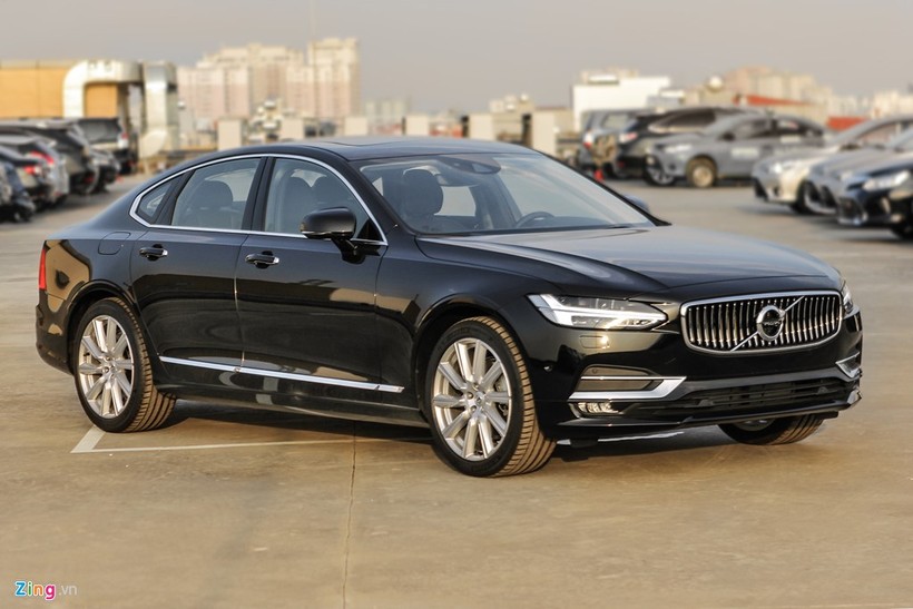 S90 là mẫu sedan mới nhất của Volvo được bán ra thị trường hồi cuối năm 2016. Trước đó, dòng xe này đã nhận được những đánh giá tích cực về thiết kế và công nghệ, với giải thưởng xe thương mại có thiết kế ấn tượng nhất năm 2015. 