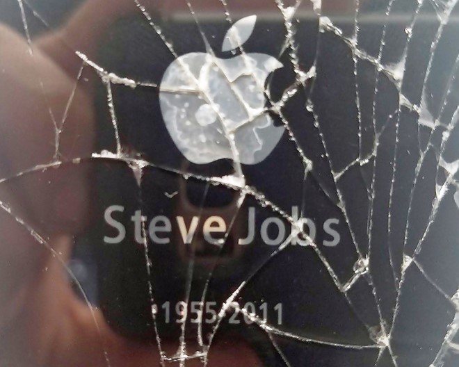 Dòng chữ cùng logo với khuôn mặt Steve Jobs. Ảnh: BGR.