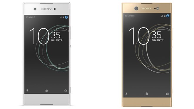 Di động Sony Xperia XA1 (trái) được nâng cấp phần cứng hỗ trợ selfie so với đàn anh trước đó. Ảnh:Sony.