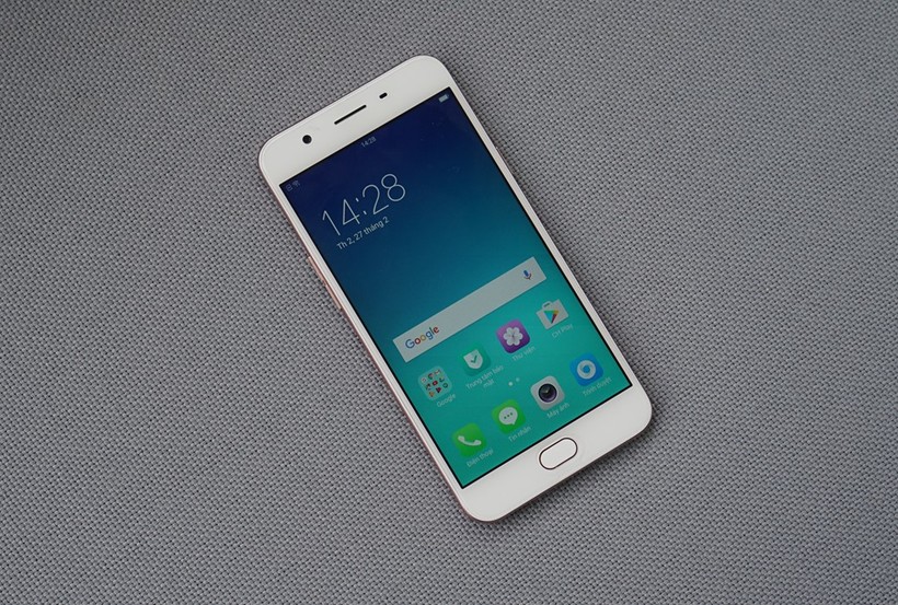 Mẫu máy chuyên selfie Oppo F1s (trong ảnh) sắp có bản nâng cấp.