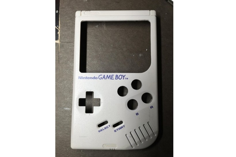 Bản Game Boy gốc chỉbaogồm các nút điều hướng, Select, Start, A và B, nhưng thành viên mang tên Wermyđã khoan thêm lỗ cho hai nút X và Y giống game pad NES.