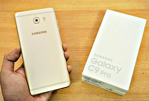 Galaxy C9 Pro là đối trọng của Oppo F3 Plus vừa trình làng tại Việt Nam.