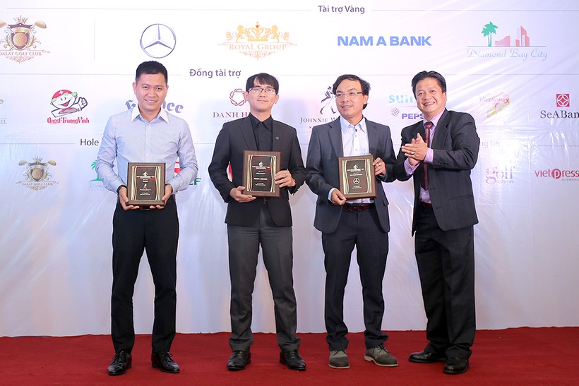 Ông Nguyễn Bình Phương – Phó Tổng Giám đốc Nam A Bank (thứ hai từ phải qua) nhận bằng lưu niệm tại giải Golf Đà Lạt Open Championship 2017.