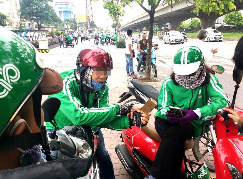 Chạy đủ 10 cuốc, các GrabBike được phát quần áo, mũ bảo hiểm đồng phục. Ảnh: Zing