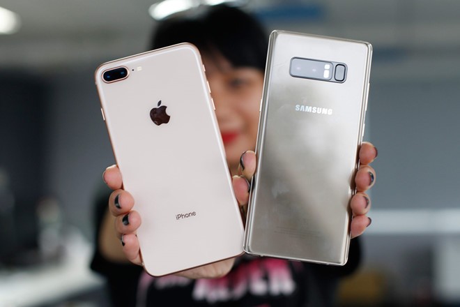 Giá smartphone cao cấp đã chạm mốc 1.000 USD trong năm nay. Ảnh:Khương Nha.