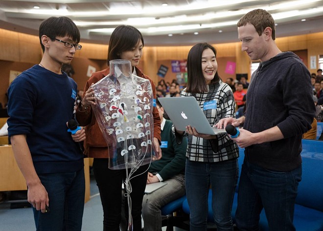 Mark Zuckerberg gặp gỡ sinh viên trường Quản lý Kinh tế Tsinghua hôm 28/10. Ảnh:Facebook.