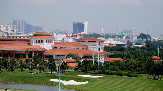 "Đẳng cấp" vừa ngằm máy bay vừa… đánh golf!