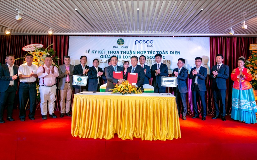 Ông Phùng Chu Cường – TGĐ công ty Phú Long và Ông Lee Young Hoon – Chủ tịch kiêm TGĐ Tập đoàn Posco E&C trao Thỏa thuận hợp tác toàn diện.