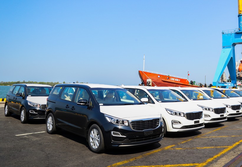 Lô xe Kia Grand Carnival được đưa vô container tại Khu công nghiệp THACO Chu Lai (Quảng Nam) để xuất khẩu sang Thái Lan.